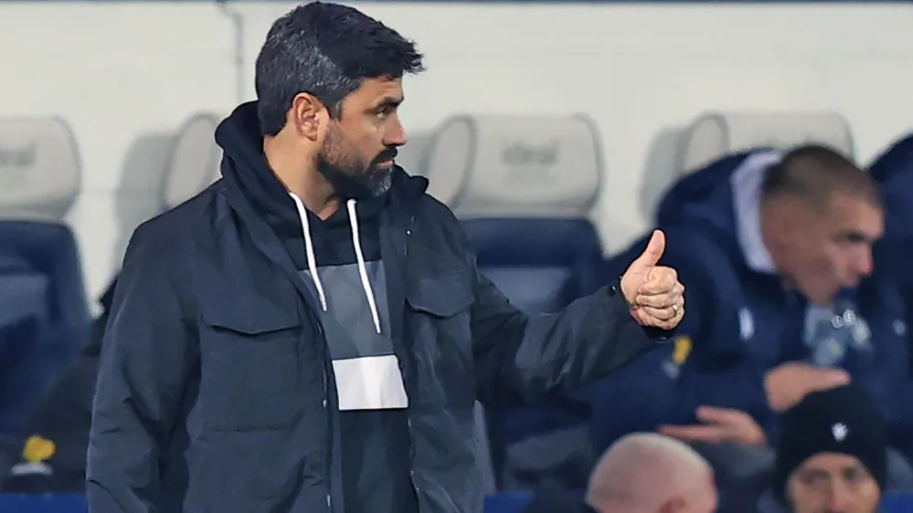 منتظر ماندن سوانزی برای پیوستن دستیاران ماتوس به دلیل مسائل حقوقی